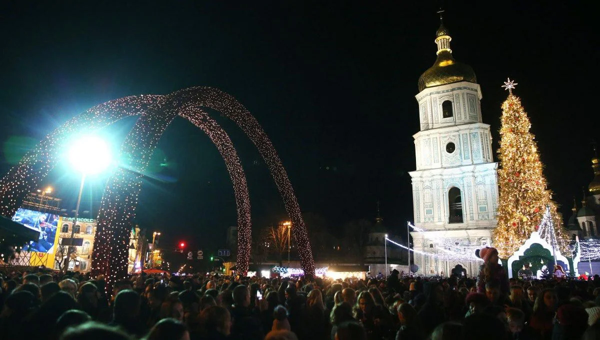 Символ праздника: в Киеве открыли главную елку Украины - фото 462295