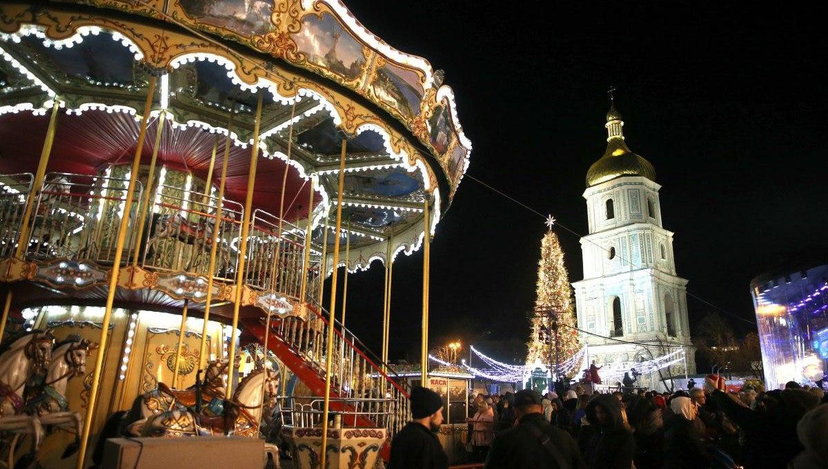 Символ праздника: в Киеве открыли главную елку Украины - фото 462296