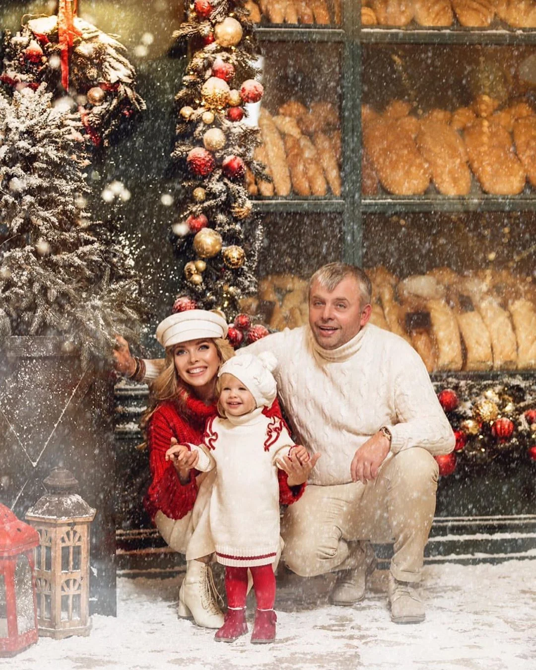 Юлия Думанская вместе с мужем и дочкой снялась в роскошной праздничной фотосессии - фото 462307