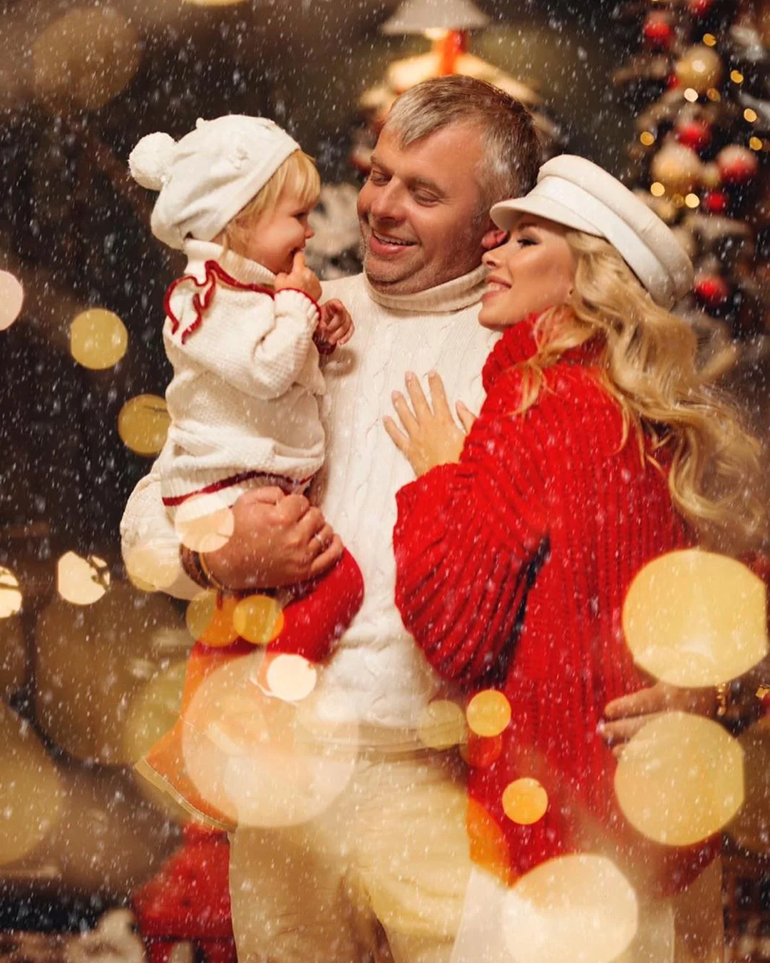 Юлія Думанська разом з чоловіком та донечкою знялась в розкішній святковій фотосесії - фото 462308