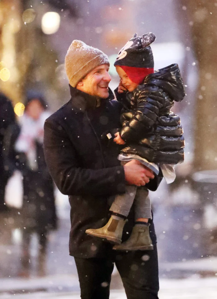 Твое сердечко растает от фото Брэдли Купера с дочкой, которые попали под снегопад - фото 462377