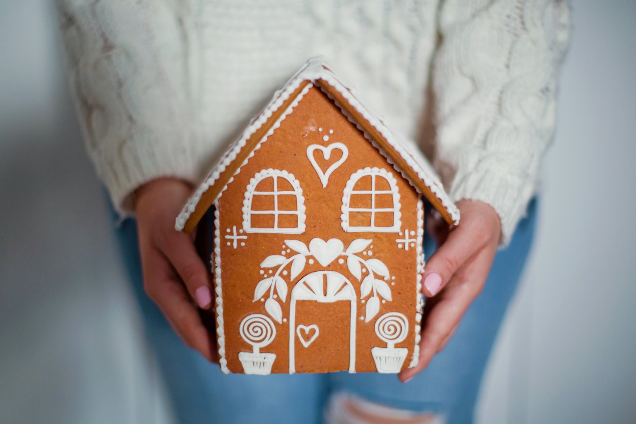 Пряничный домик: 20 идей декора вкусного рождественского символа - фото 462887