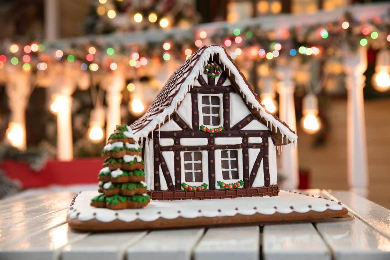 Пряничный домик: 20 идей декора вкусного рождественского символа - фото 462888