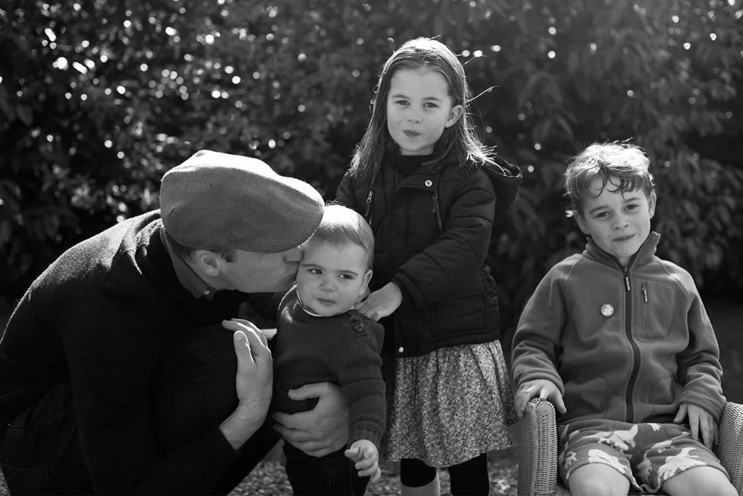 Кейт Міддлтон і принц Вільям привітали усіх з Різдвом раніше невідомим фото з дітьми - фото 462896