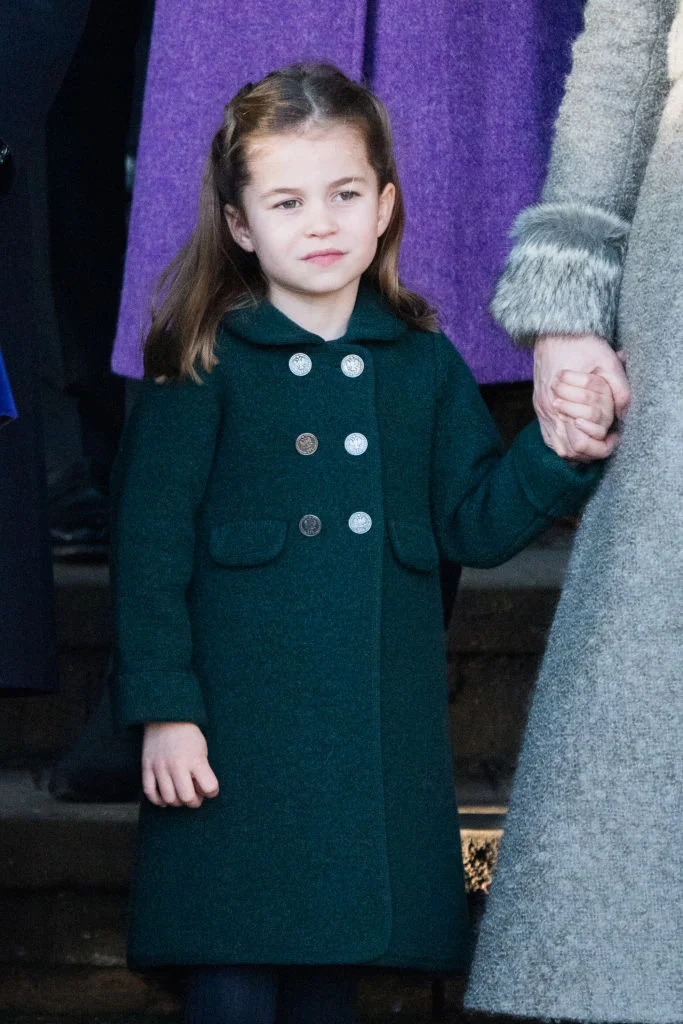 Принцеса Шарлотта зачарувала ідеальними манерами під час першої різдвяної служби - фото 463081