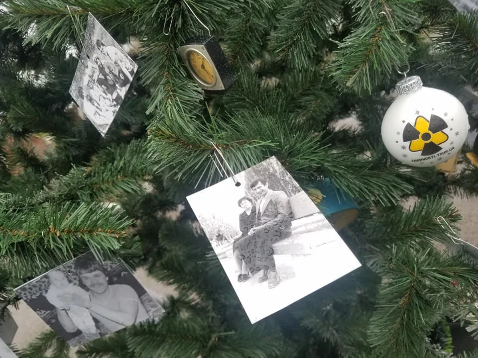 Впервые за 34 года в заброшенном городе Припять установили новогоднюю елку - фото 463140