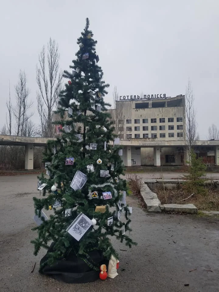 Впервые за 34 года в заброшенном городе Припять установили новогоднюю елку - фото 463141