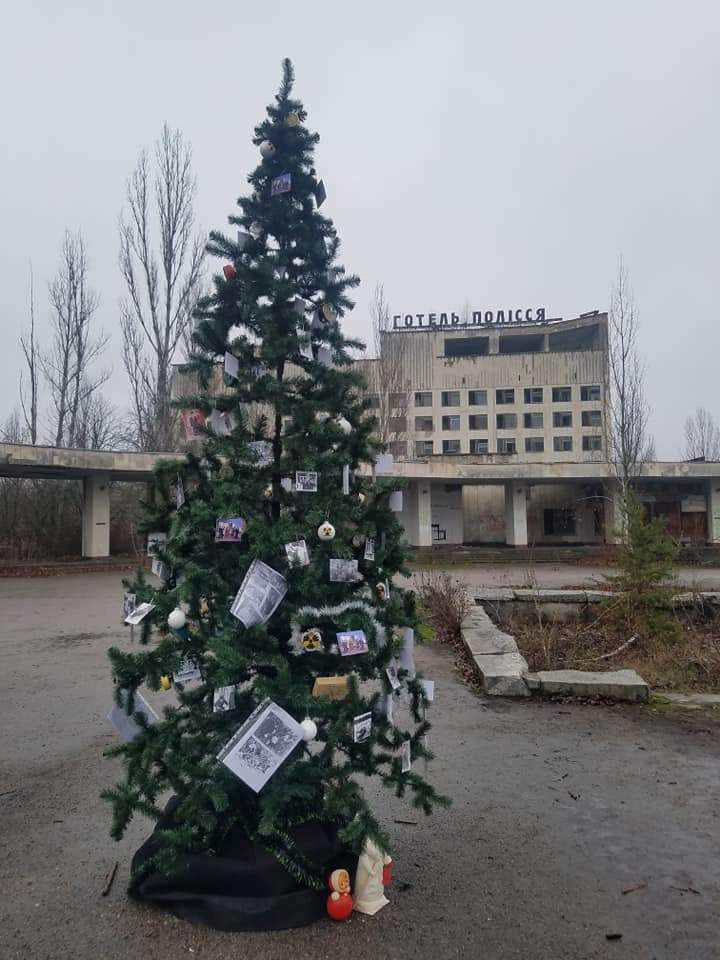 Уперше за 34 роки в покинутому місті Прип'ять встановили новорічну ялинку - фото 463141