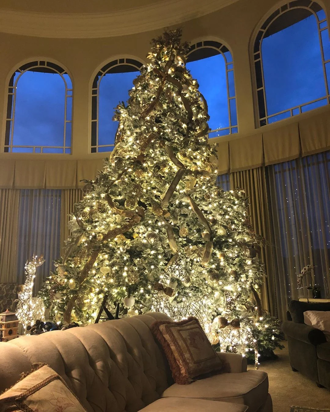 Бритни Спирс показала, как украсила дом к Новому году – обошлась ей эта красота дорого - фото 463291