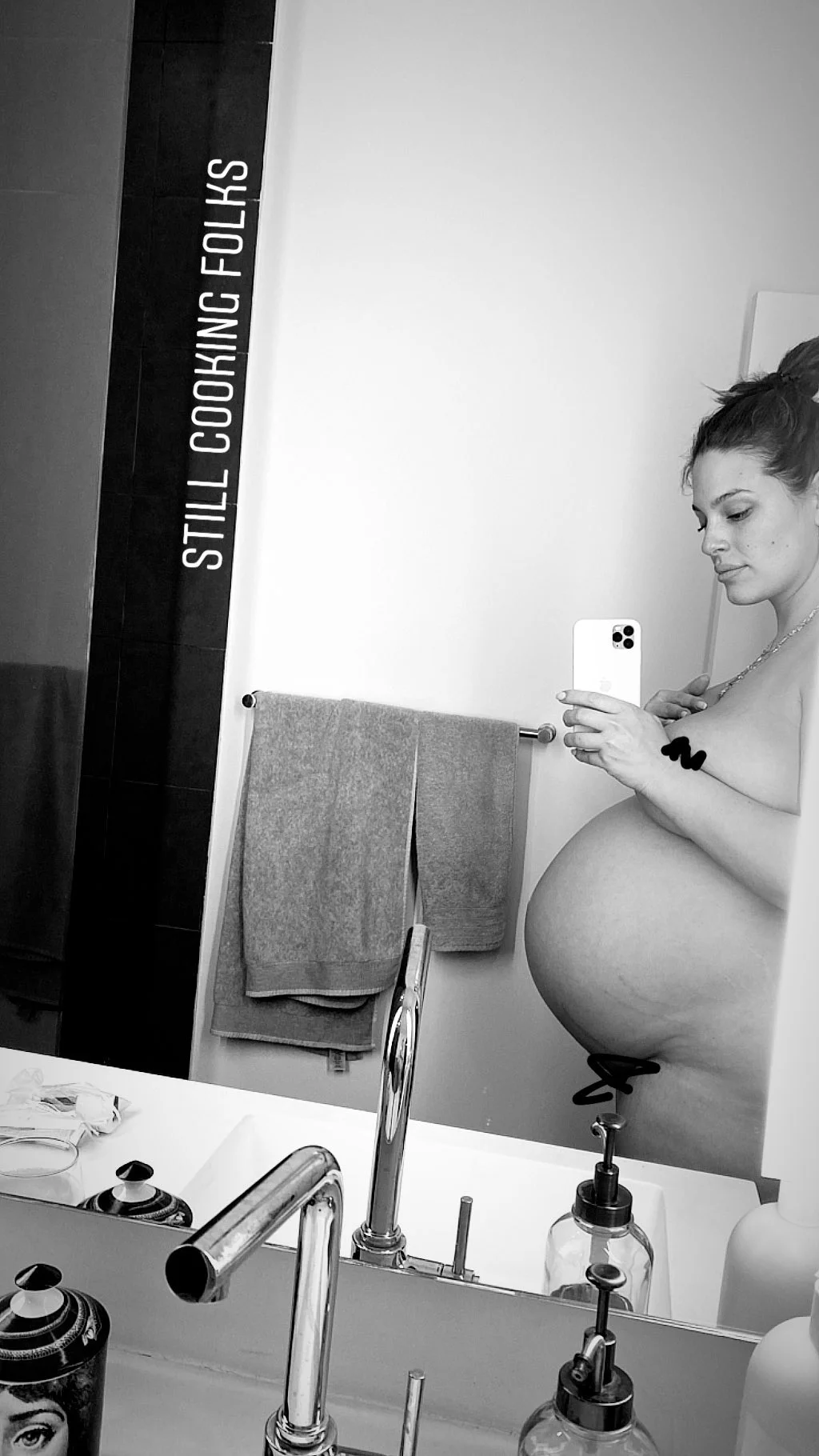 Беременная пышка Эшли Грэм поделилась новыми фото, на которых позирует абсолютно голая - фото 463718