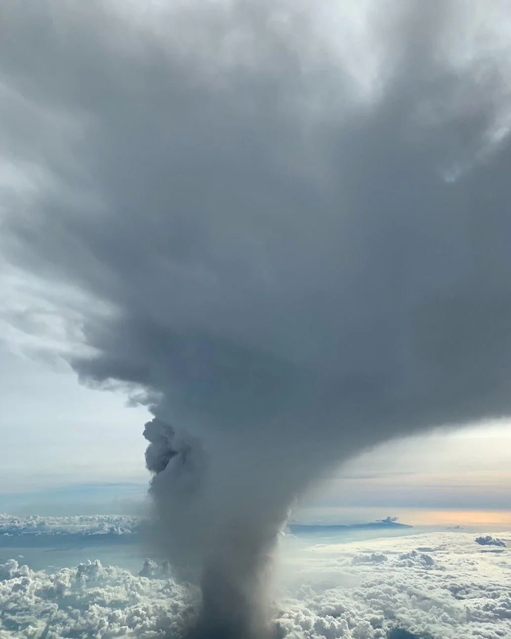 Тільки подивися на ці вражаючі фото палаючого вулкана на Філіппінах - фото 464190