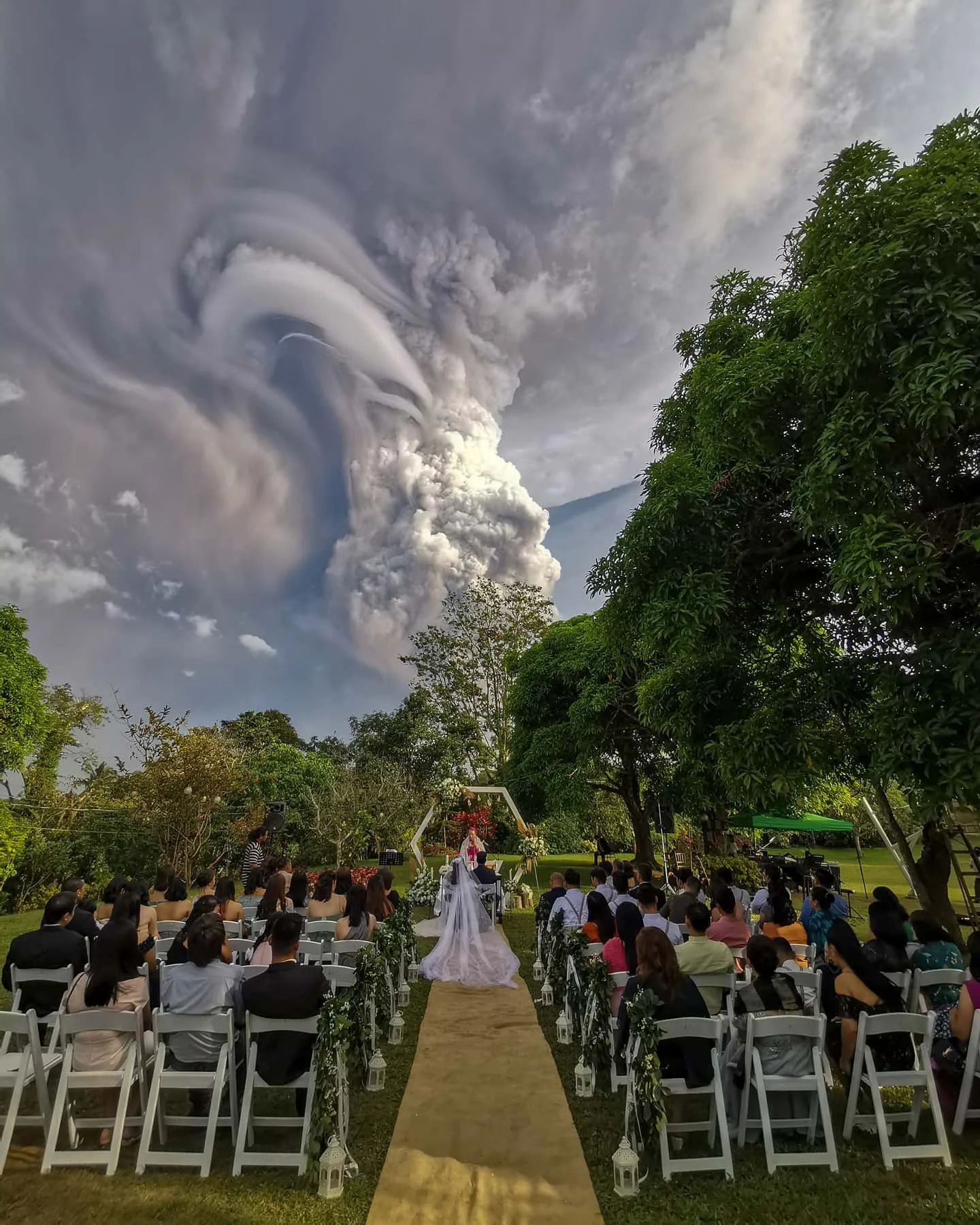 Тільки подивися на ці вражаючі фото палаючого вулкана на Філіппінах - фото 464191