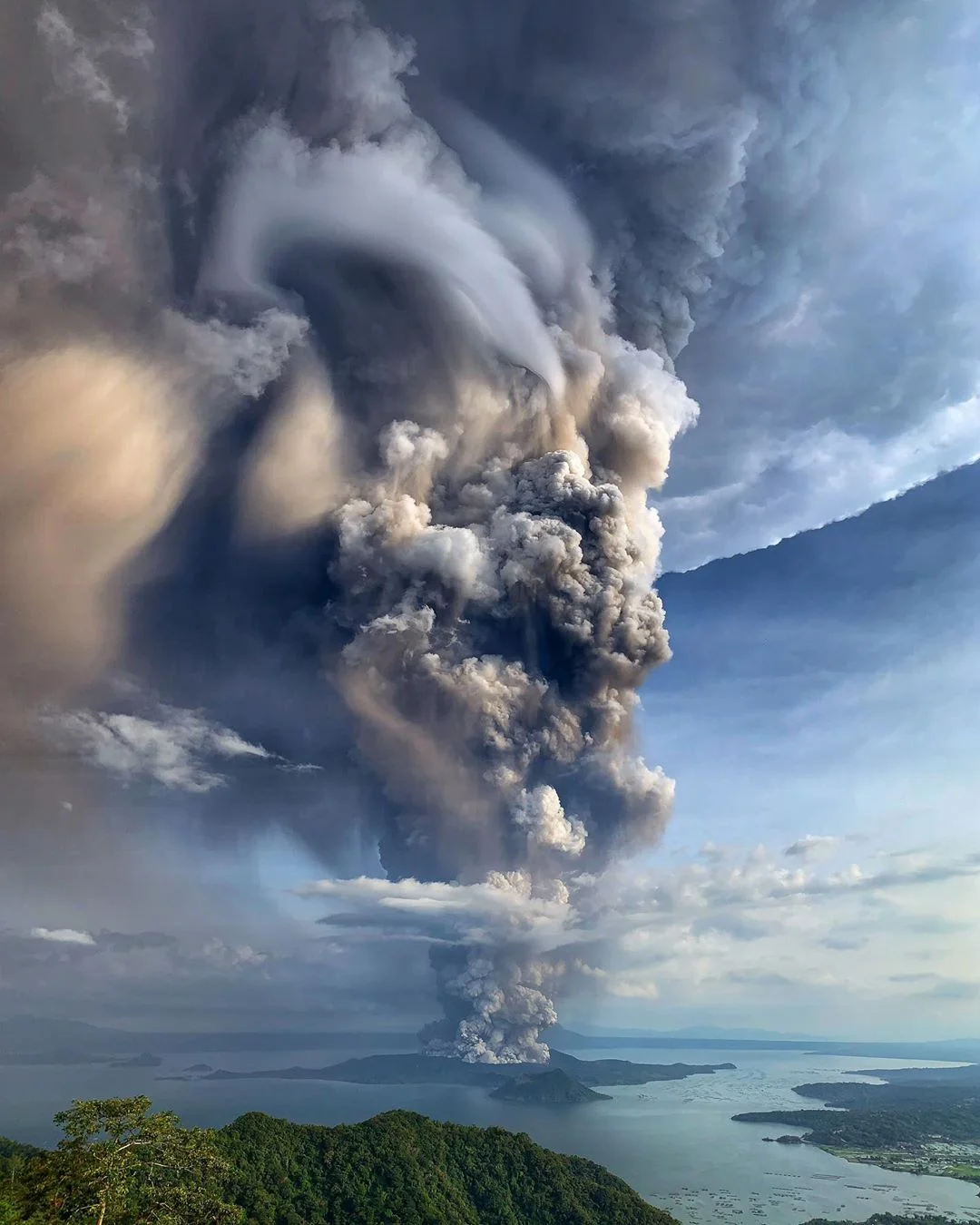 Только посмотри на эти впечатляющие фото горящего вулкана на Филиппинах - фото 464192