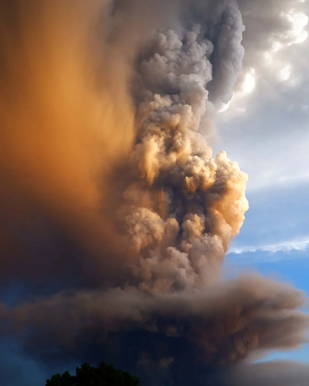 Только посмотри на эти впечатляющие фото горящего вулкана на Филиппинах - фото 464194