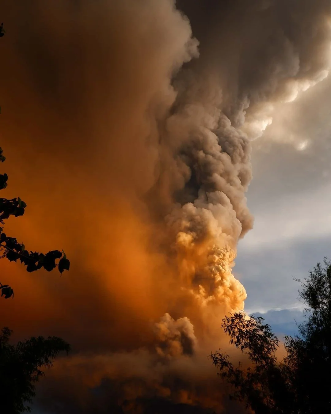 Тільки подивися на ці вражаючі фото палаючого вулкана на Філіппінах - фото 464195
