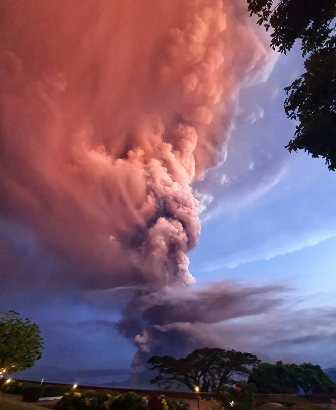 Тільки подивися на ці вражаючі фото палаючого вулкана на Філіппінах - фото 464200