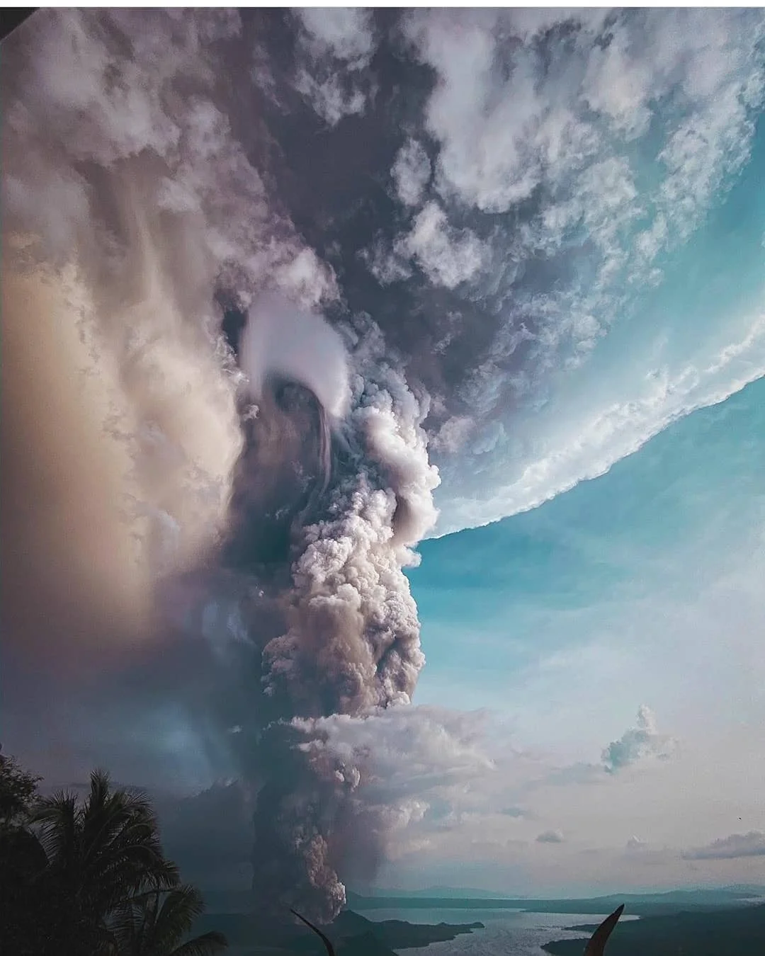 Тільки подивися на ці вражаючі фото палаючого вулкана на Філіппінах - фото 464201