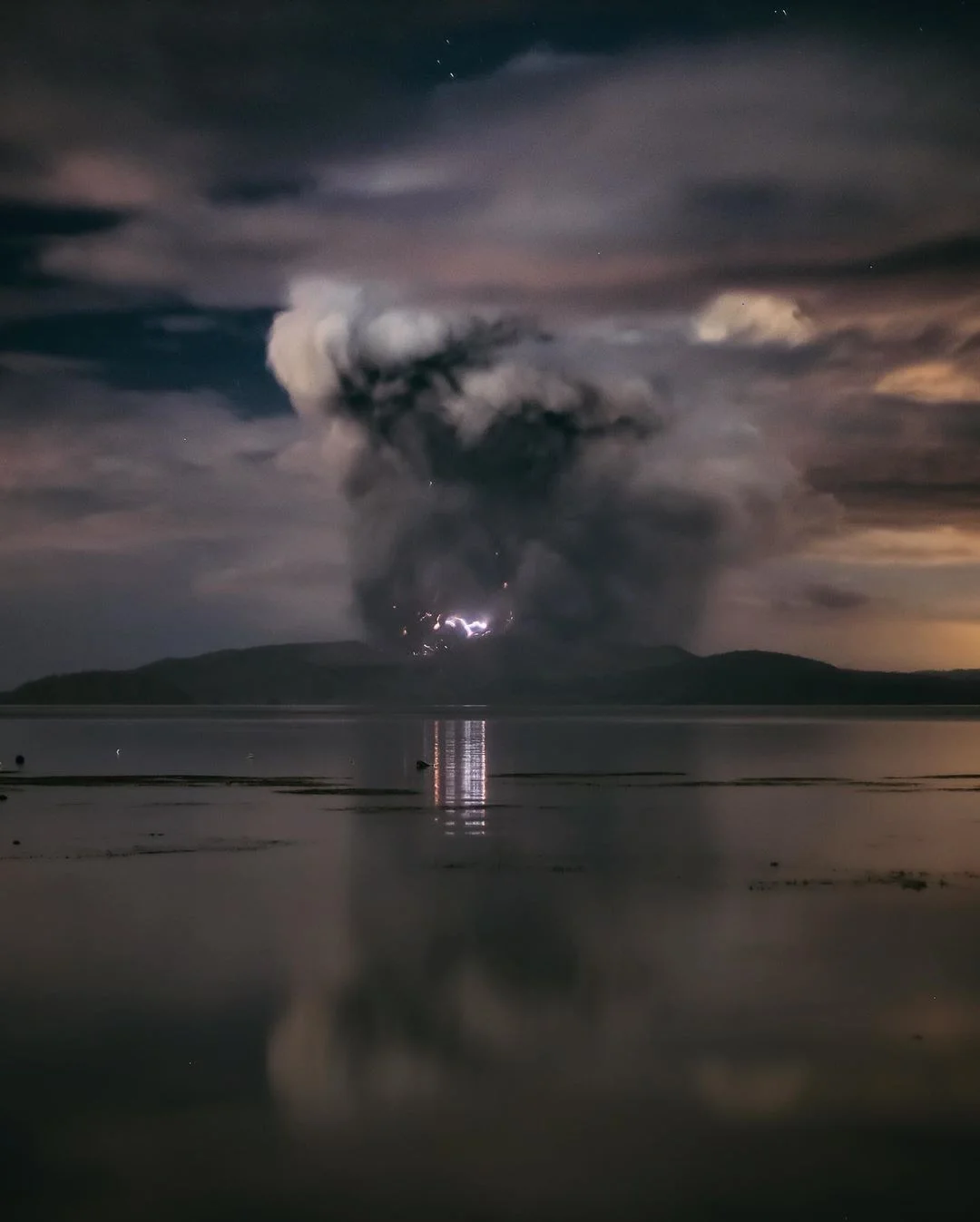 Тільки подивися на ці вражаючі фото палаючого вулкана на Філіппінах - фото 464203
