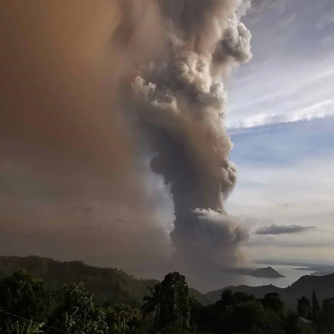 Только посмотри на эти впечатляющие фото горящего вулкана на Филиппинах - фото 464204