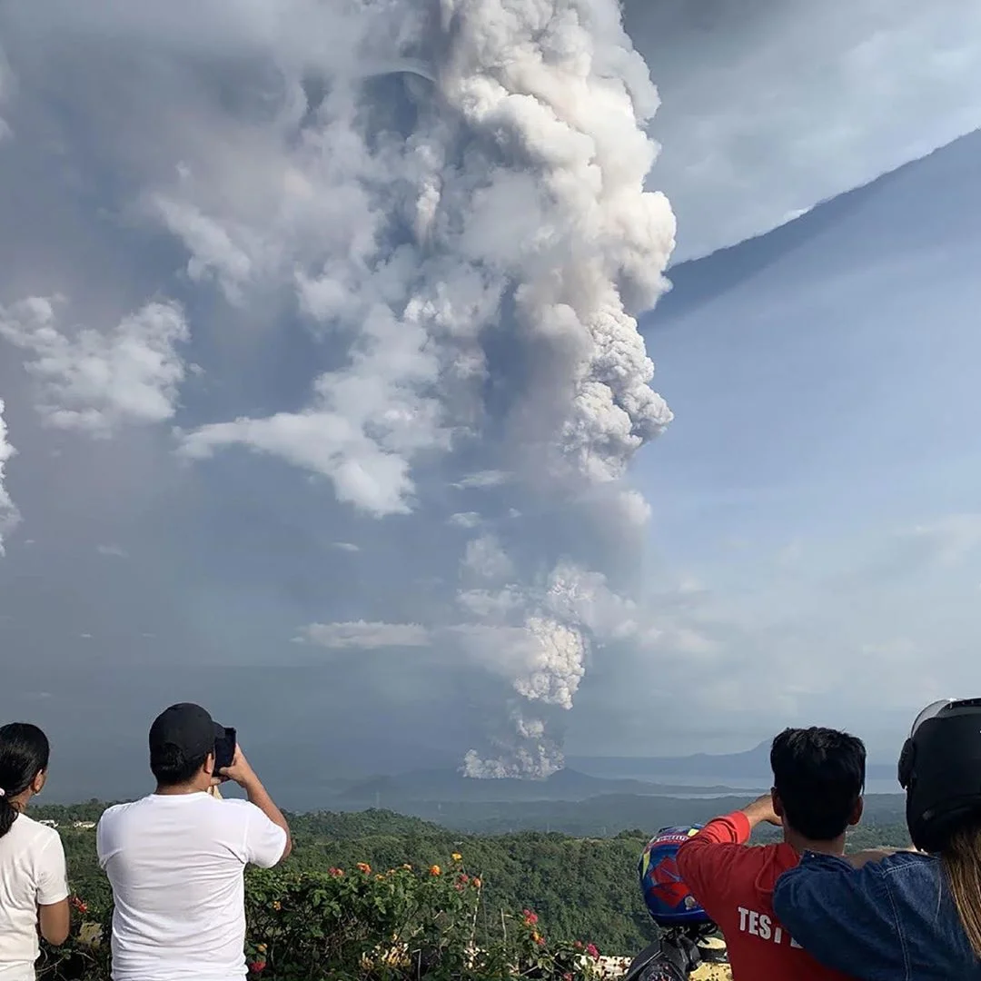 Тільки подивися на ці вражаючі фото палаючого вулкана на Філіппінах - фото 464205
