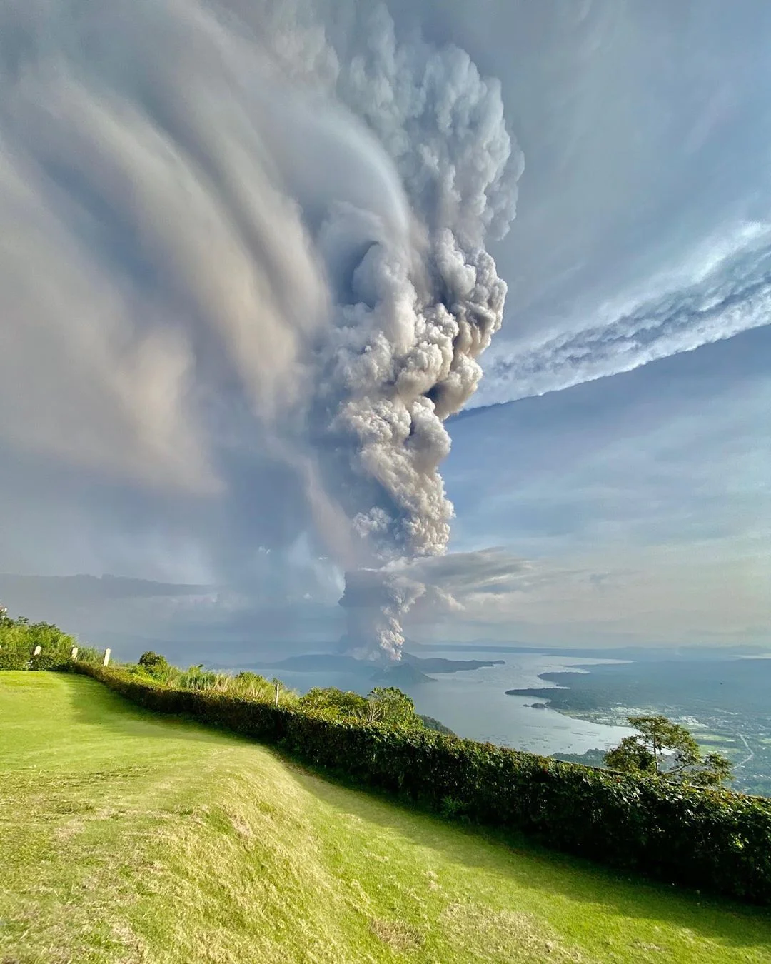 Только посмотри на эти впечатляющие фото горящего вулкана на Филиппинах - фото 464207