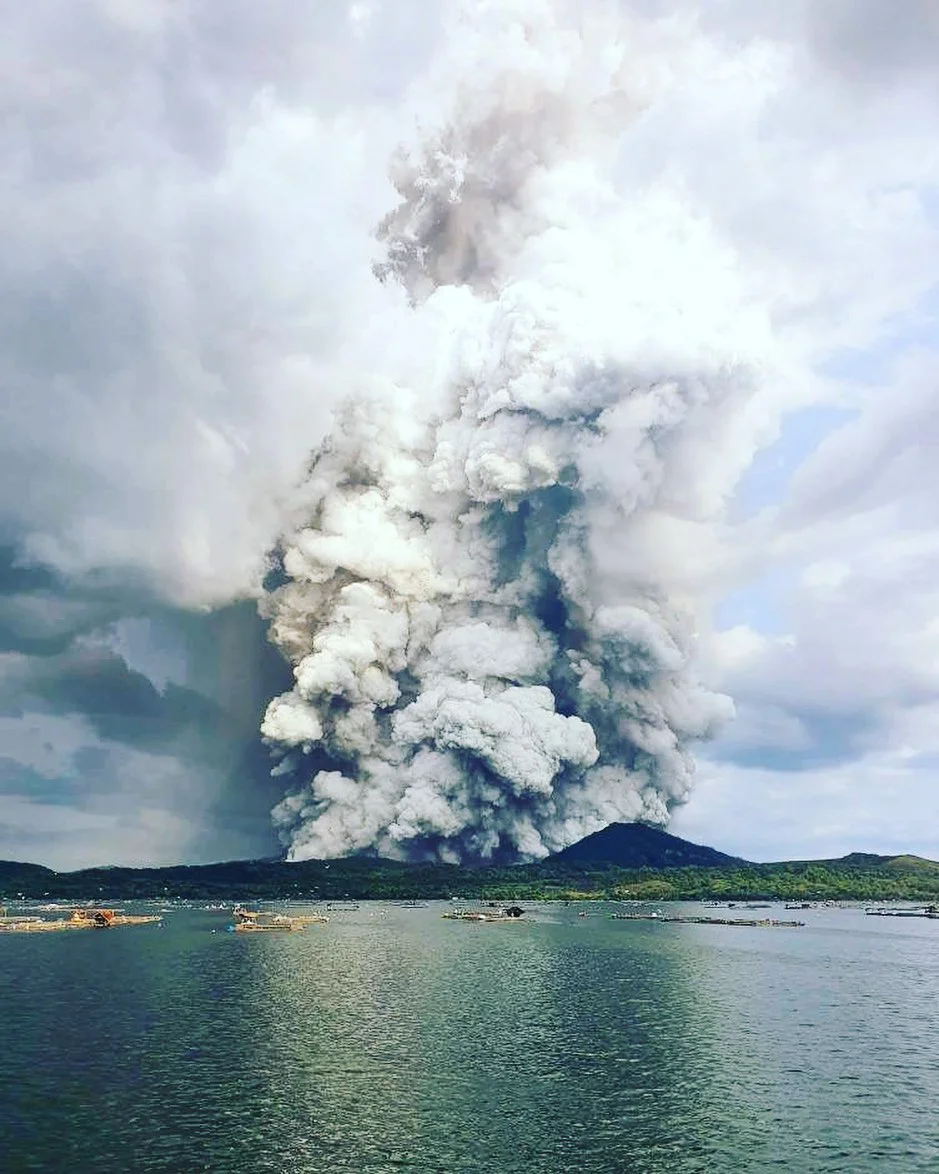 Тільки подивися на ці вражаючі фото палаючого вулкана на Філіппінах - фото 464208