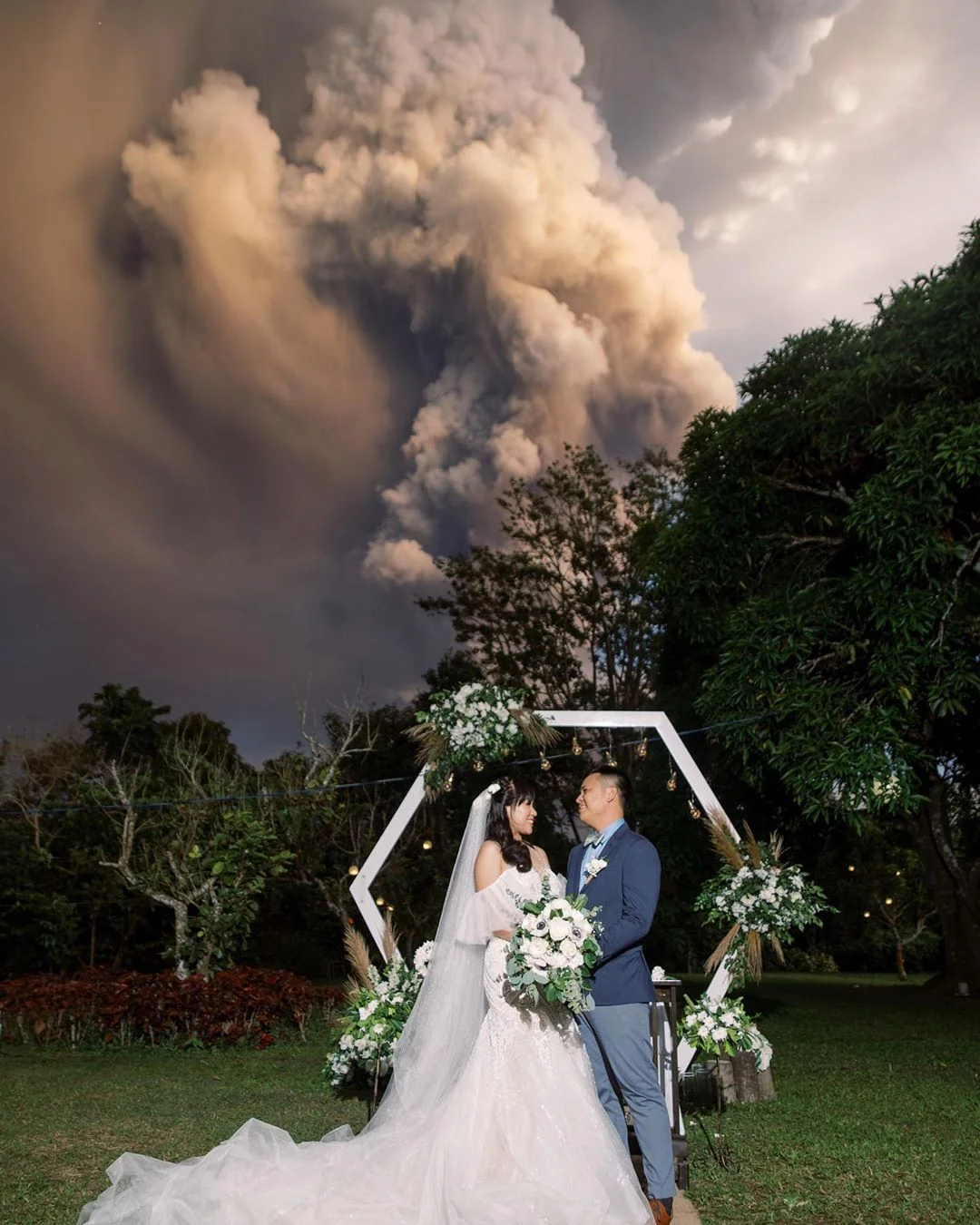 Тільки подивися на ці вражаючі фото палаючого вулкана на Філіппінах - фото 464211