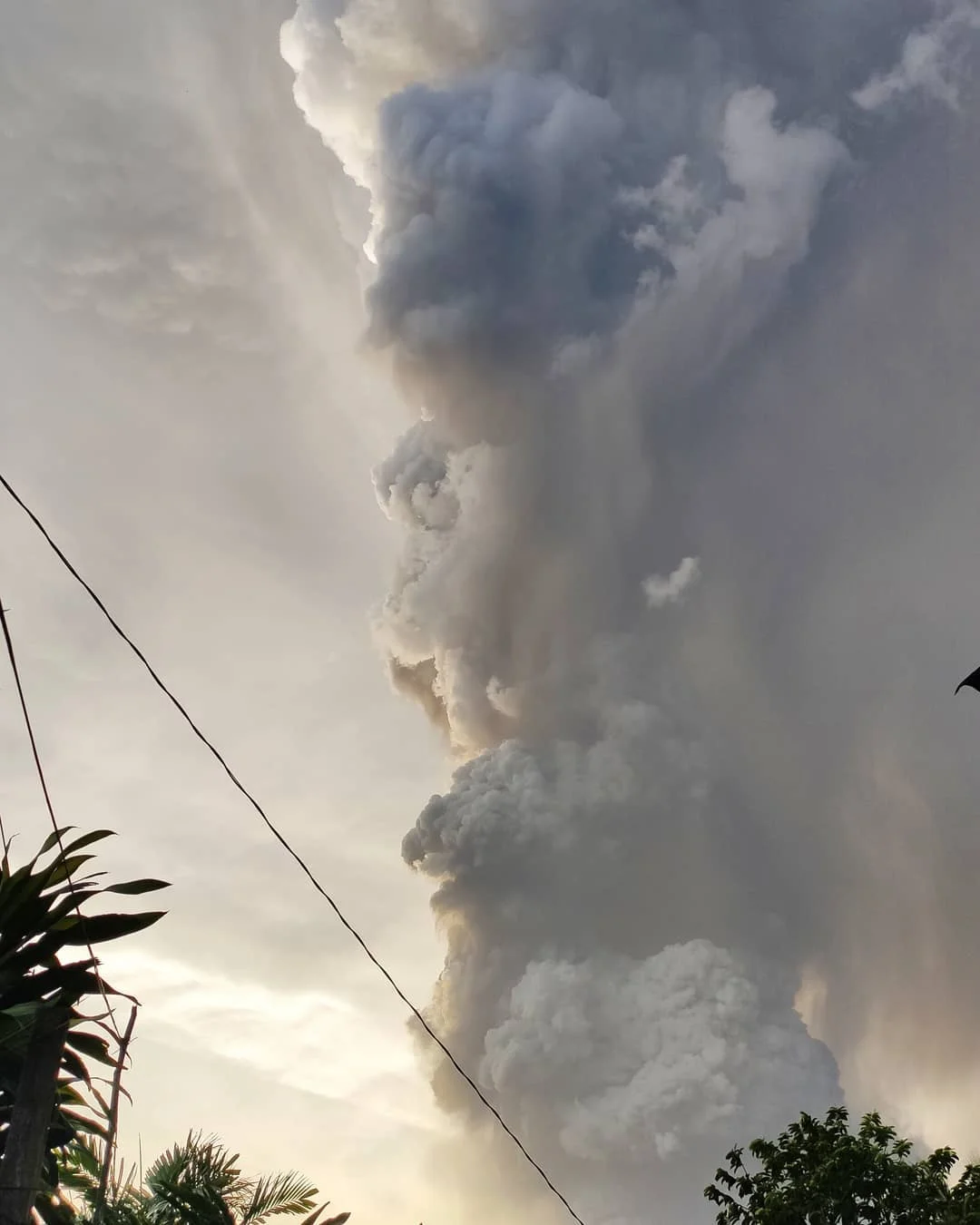 Только посмотри на эти впечатляющие фото горящего вулкана на Филиппинах - фото 464212