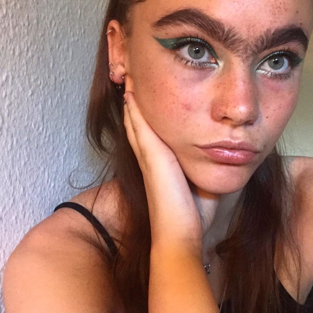 Девушка, которая отрастила монобровь, стала Instagram-сенсацией - 464306 Девушка, которая отрастила монобровь, стала Instagram-сенсацией - фото 464306