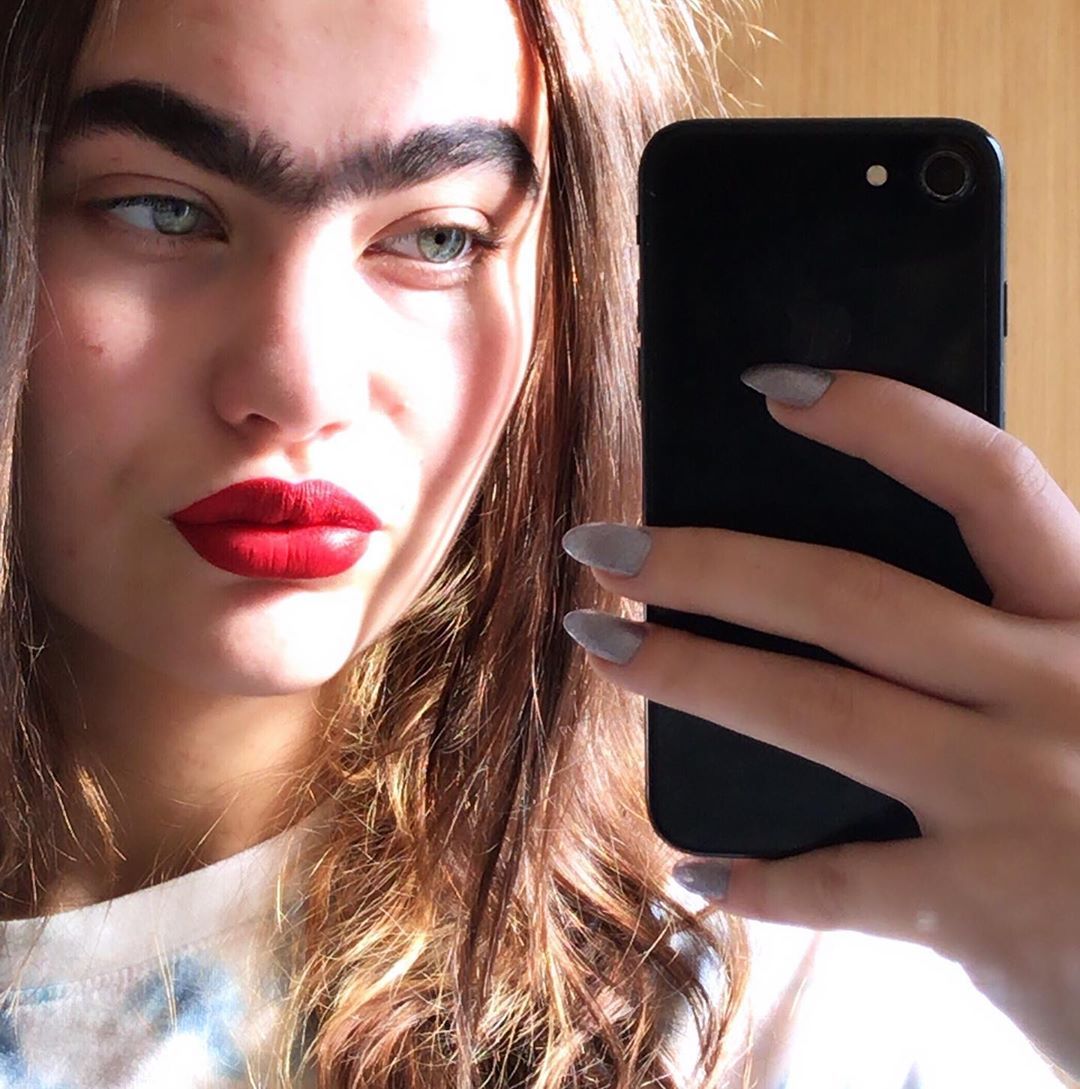 Девушка, которая отрастила монобровь, стала Instagram-сенсацией - 464308 Девушка, которая отрастила монобровь, стала Instagram-сенсацией - фото 464308