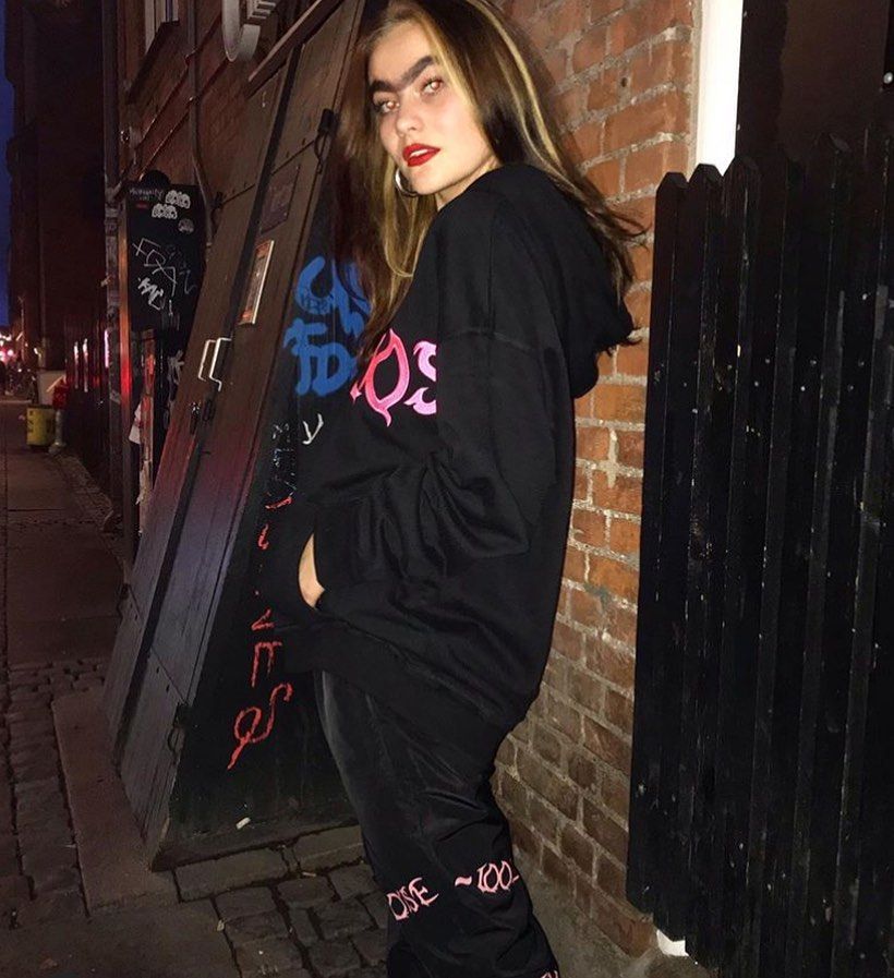 Девушка, которая отрастила монобровь, стала Instagram-сенсацией - 464310 Девушка, которая отрастила монобровь, стала Instagram-сенсацией - фото 464310