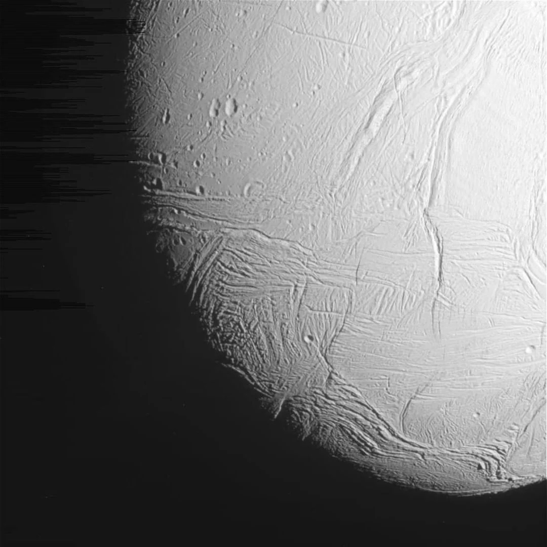 NASA показало впечатляющее фото поверхности спутника Сатурна, который укрыло льдом - фото 464382