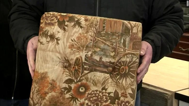 Чоловік купив старий диван і неочікувано став багатієм - фото 464975
