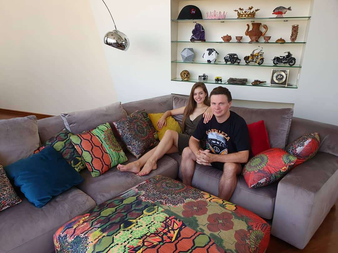 Дмитрий Комаров рассказал, почему они с женой до сих пор живут в чужой квартире - фото 465396