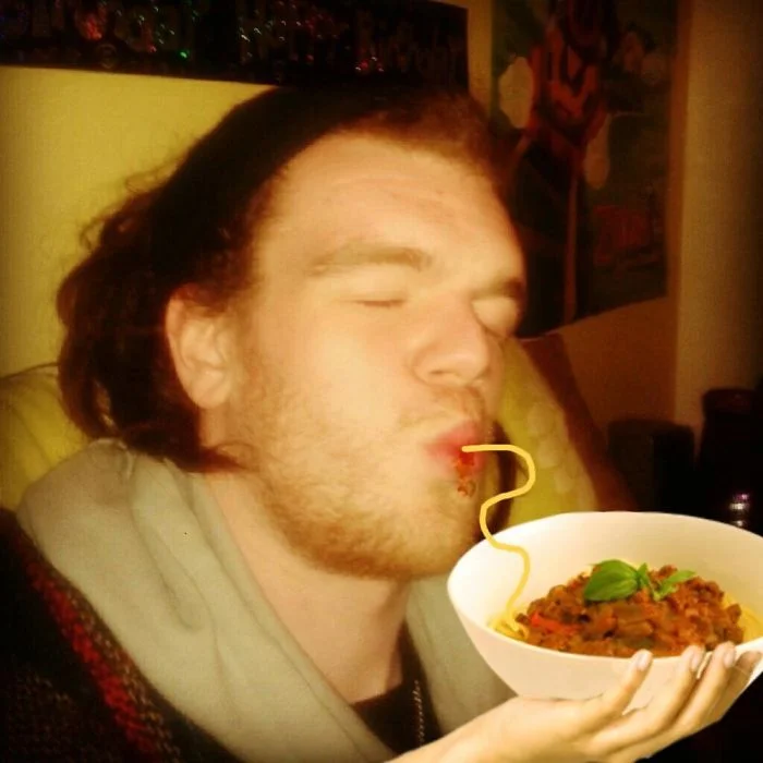 К гламурным селфи с Instagram прифотошопили спагетти, и это дико смешно - фото 465811