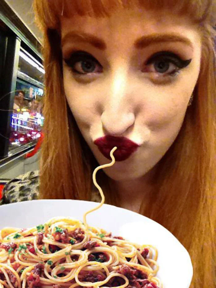 К гламурным селфи с Instagram прифотошопили спагетти, и это дико смешно - фото 465812