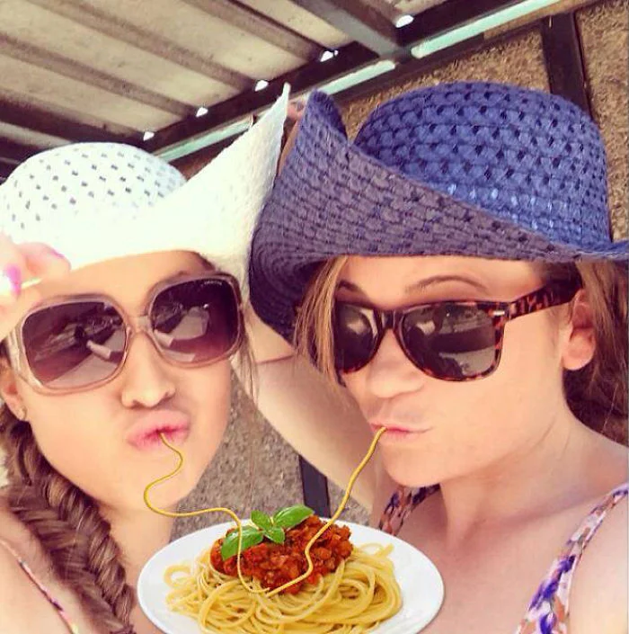 К гламурным селфи с Instagram прифотошопили спагетти, и это дико смешно - фото 465813