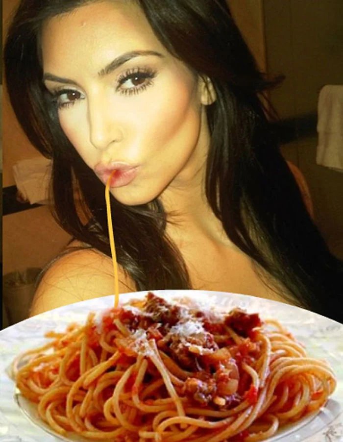 К гламурным селфи с Instagram прифотошопили спагетти, и это дико смешно - фото 465814