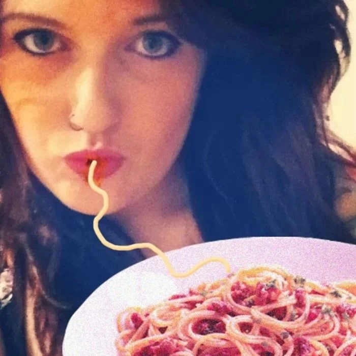 К гламурным селфи с Instagram прифотошопили спагетти, и это дико смешно - фото 465819