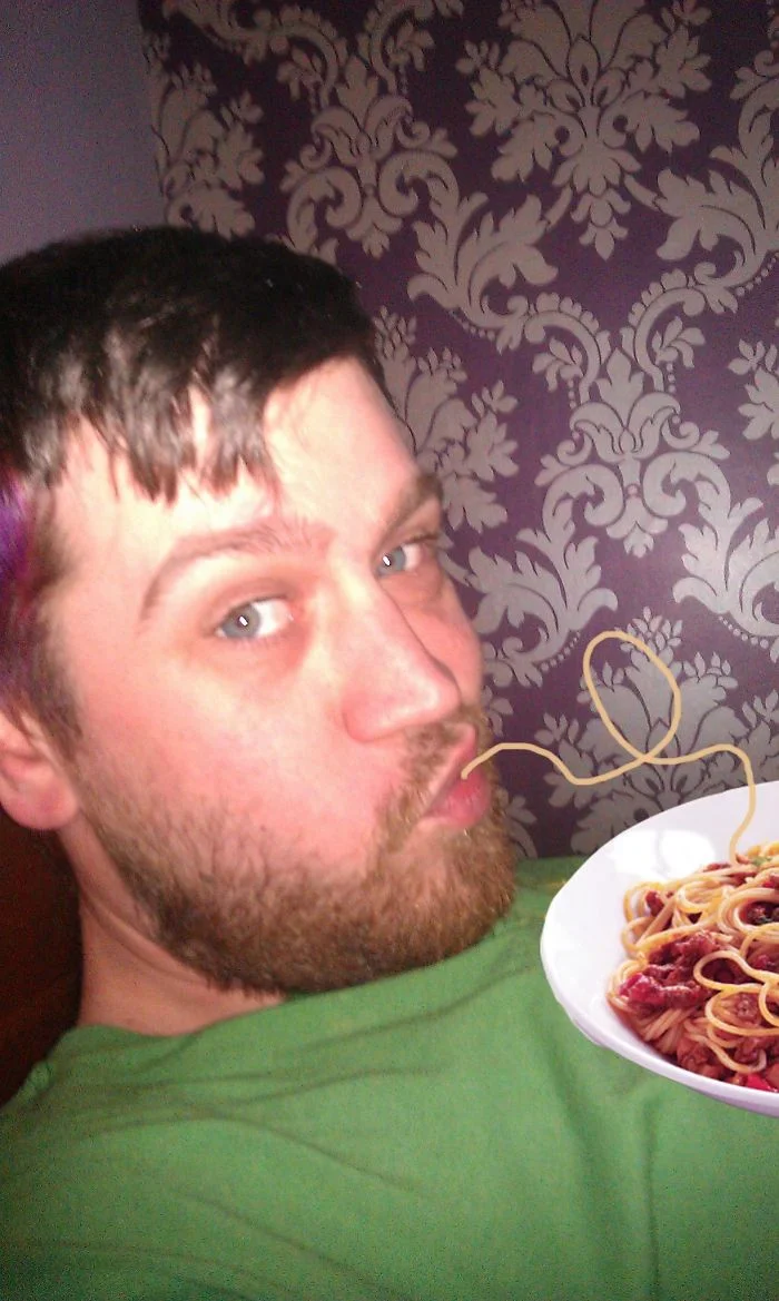 К гламурным селфи с Instagram прифотошопили спагетти, и это дико смешно - фото 465822