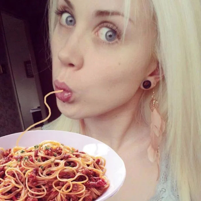 К гламурным селфи с Instagram прифотошопили спагетти, и это дико смешно - фото 465823
