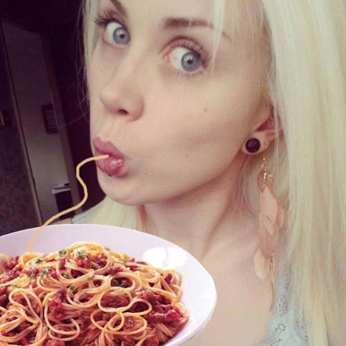 До гламурних селфі з Instagram дофотошопили спагеті, і це дико смішно - фото 465823