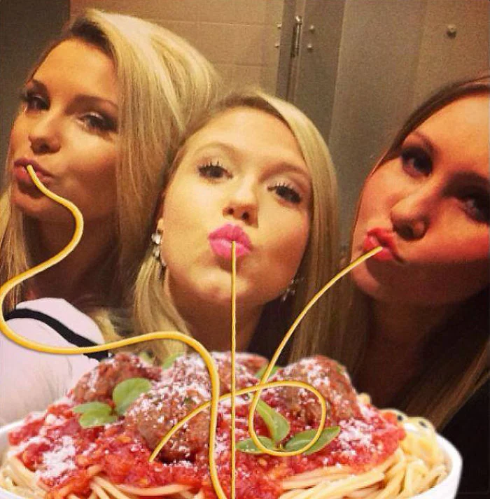 К гламурным селфи с Instagram прифотошопили спагетти, и это дико смешно - фото 465824