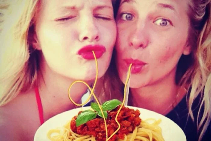К гламурным селфи с Instagram прифотошопили спагетти, и это дико смешно - фото 465825