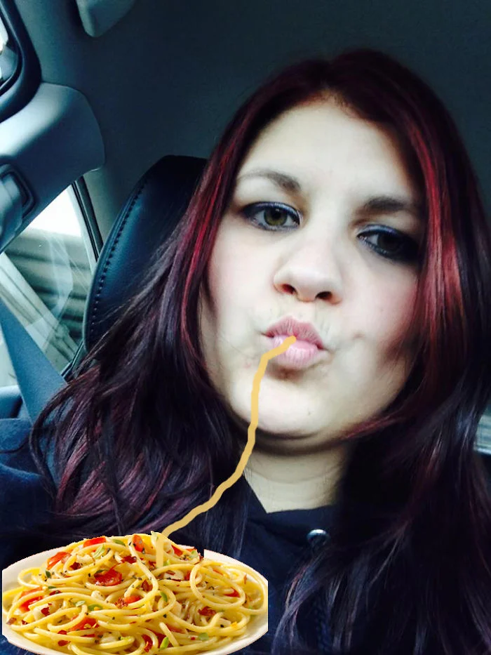 К гламурным селфи с Instagram прифотошопили спагетти, и это дико смешно - фото 465827