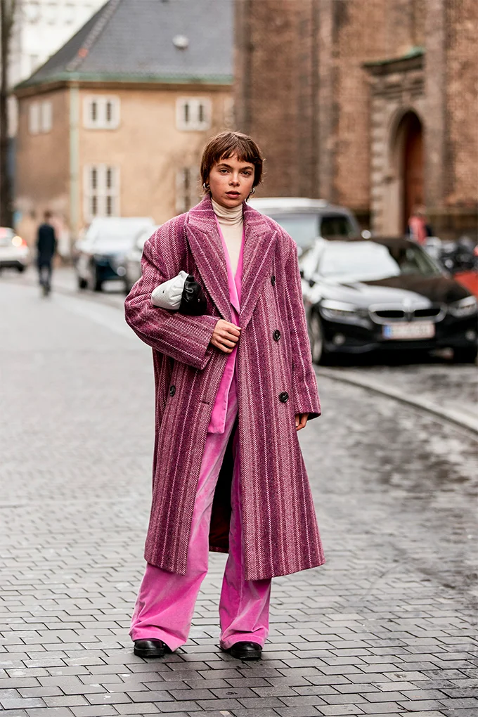 Яркие уличные образы с Недели моды в Копенгагене спасут от зимней серости - фото 465901