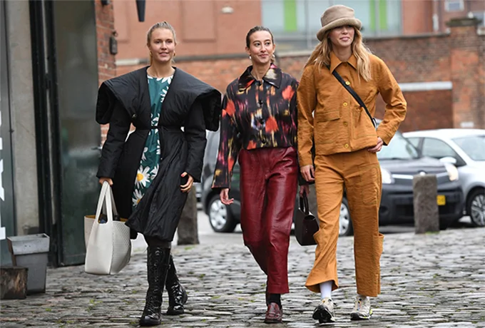 Яркие уличные образы с Недели моды в Копенгагене спасут от зимней серости - фото 465918