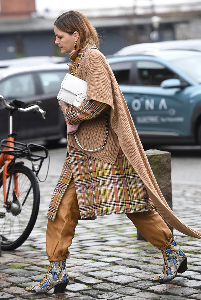 Яркие уличные образы с Недели моды в Копенгагене спасут от зимней серости - фото 465924