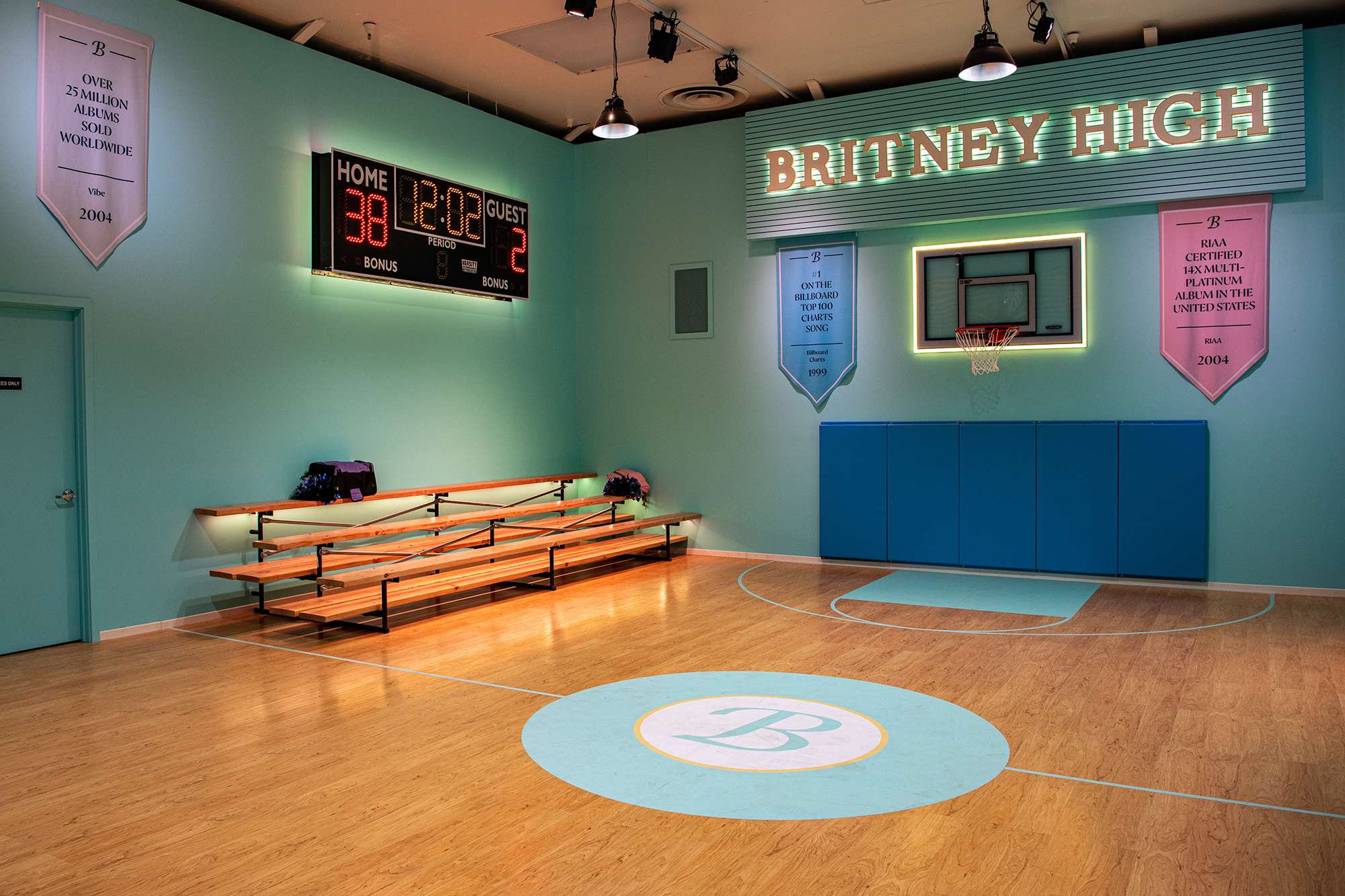 В США открыли магазин, посвященный карьере Бритни Спирс, и вот как он выглядит - фото 466086