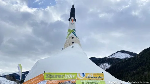 Символ зимы: слепили самого высокого в мире снеговика - фото 466229